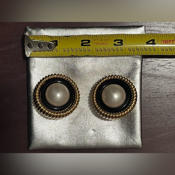 Oversized round faux Pearl earrings with black enamel and ribbed texture detail - Picture 10 of 10